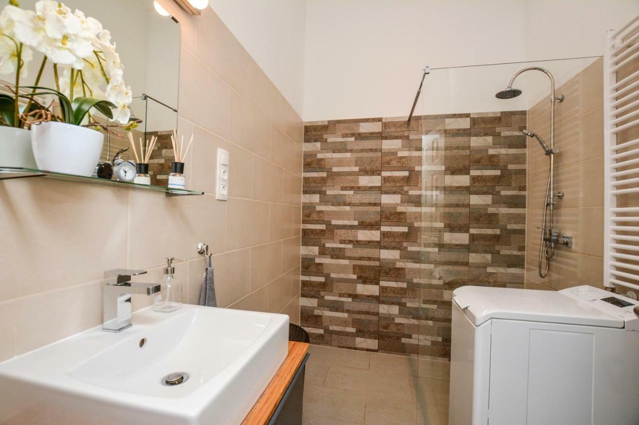 Timeless Apartment With Free Private Parking Budapeste Exterior foto
